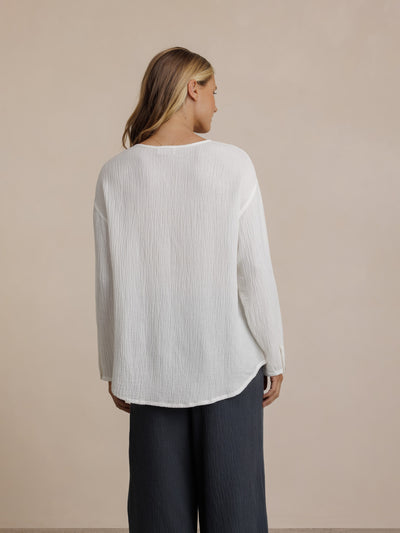 Model wears La Vie Linen Blend Blouse in Coconut