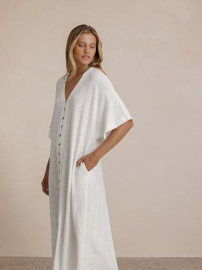 Model wears Sevilla Cotton Kimono in Coconut